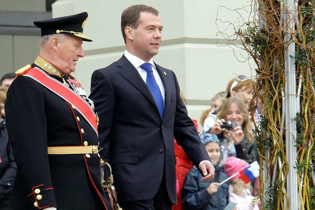 Пока вы тут митингуете, Медведев подарил 175 тыс. кв. км нашей родины норвежцам. 