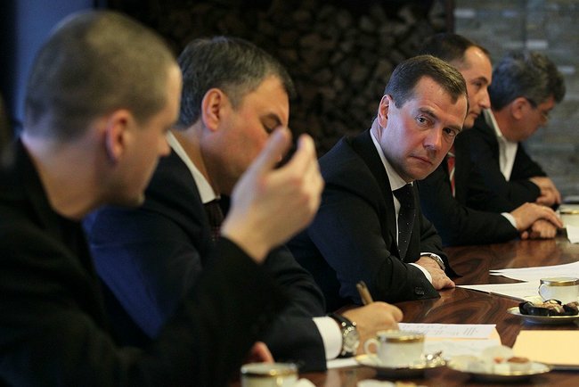  ></p><p >Сергей Удальцов что-то говорит Дмитрию Медведеву. Фото пресс-службы президента России</p><p ></p><p >По итогам <a href=