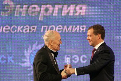 С лауреатом международной энергетической премии «Глобальная энергия» Борисом Патоном.