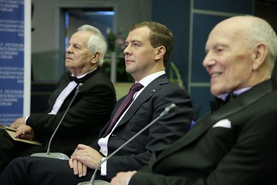 С лауреатами международной энергетической премии «Глобальная энергия» Александром Леонтьевым и Борисом Патоном.