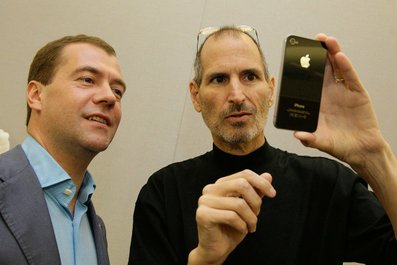 С президентом компании Apple  Стивом Джоббсом.