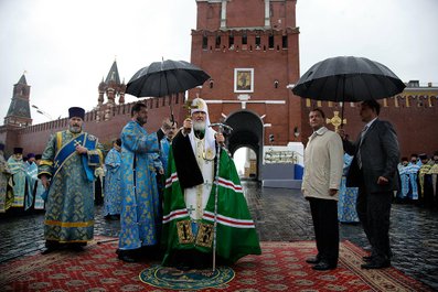 Церемония открытия надвратной иконы на Спасской башне Кремля.