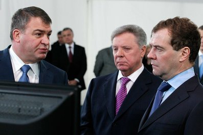 Дмитрий Медведев ознакомился с планами строительства жилья для военнослужащих. С губернатором Московской области Борисом Громовым (в центре) и Министром обороны Анатолием Сердюковым.