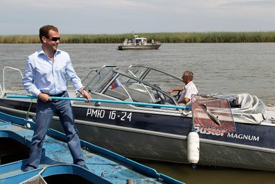 Во время посещения рыбоводного завода Каспийского научно-исследовательского института рыбного хозяйства Дмитрий Медведев выпустил в Волгу несколько молодых осетров.