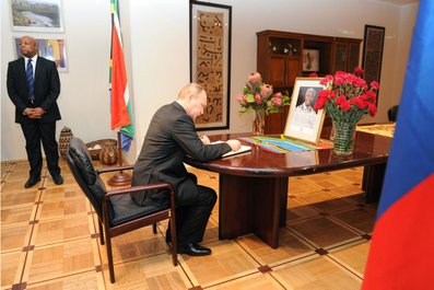 В ходе посещения посольства Южно-Африканской Республики в Москве. Владимир Путин сделал запись в книге соболезнований, открытой в связи с кончиной Нельсона Манделы.