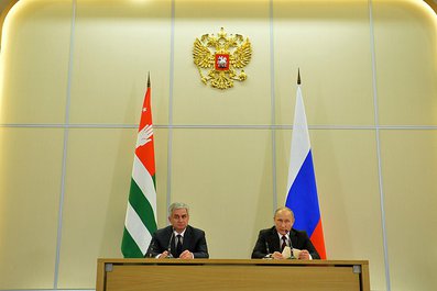 Заявления для прессы по итогам российско-абхазских переговоров. С Президентом Республики Абхазия Раулем Хаджимбой.