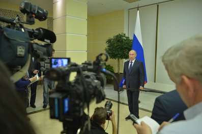 Владимир Путин ответил на вопросы журналистов по завершении встречи с Президентом Французской Республики Франсуа Олландом.