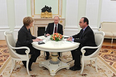 С Федеральным канцлером Германии Ангелой Меркель и Президентом Франции Франсуа Олландом.